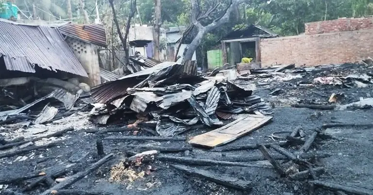 আগুনে পুড়ে ছাই হয়ে যাওয়া ঘর